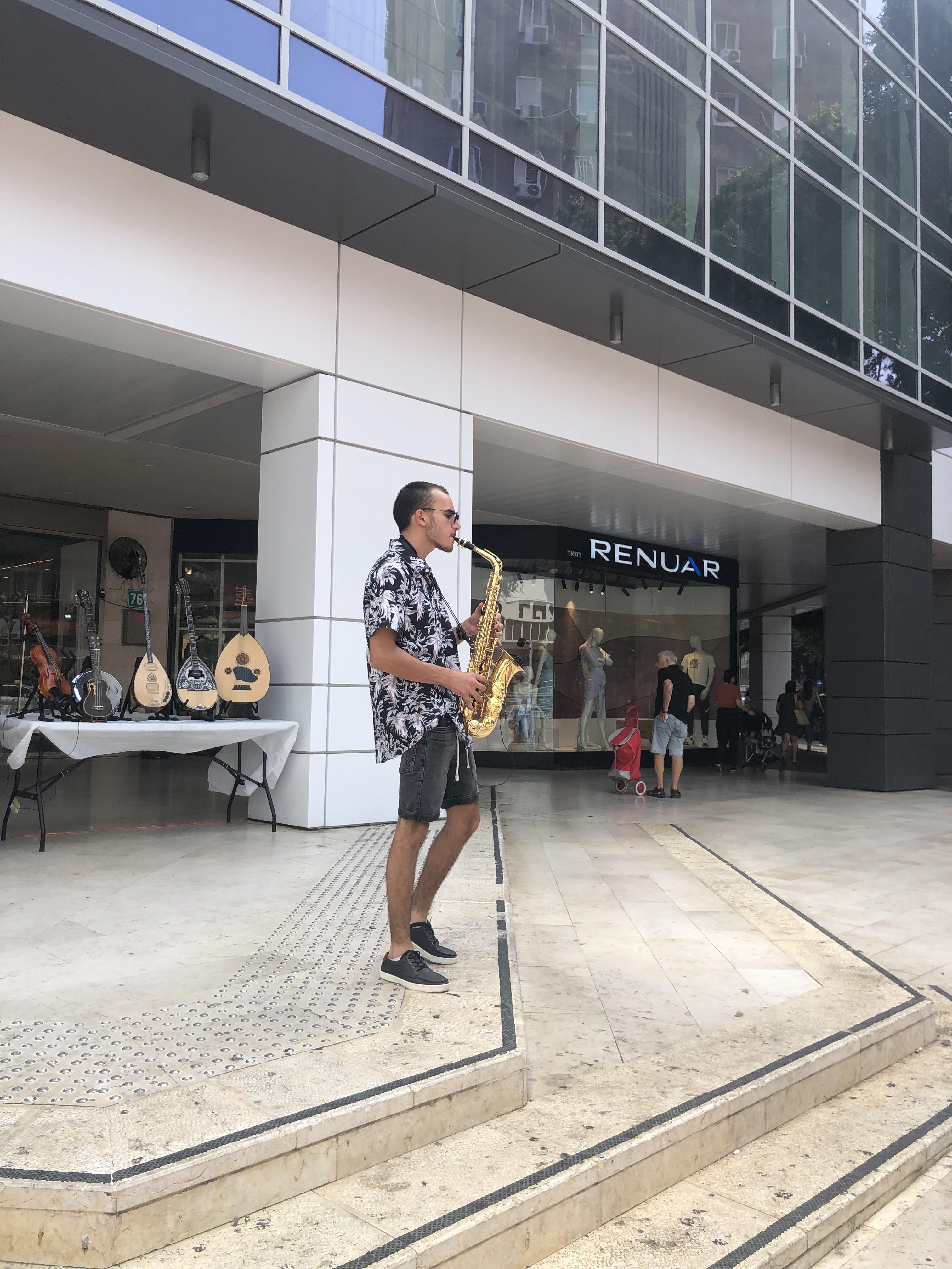 BIALIK LIVES IN RAMAT-GAN hebr by Shulamit Sapir-Nevo - Illustrated by שולי ספיר-נבו - Ourboox.com