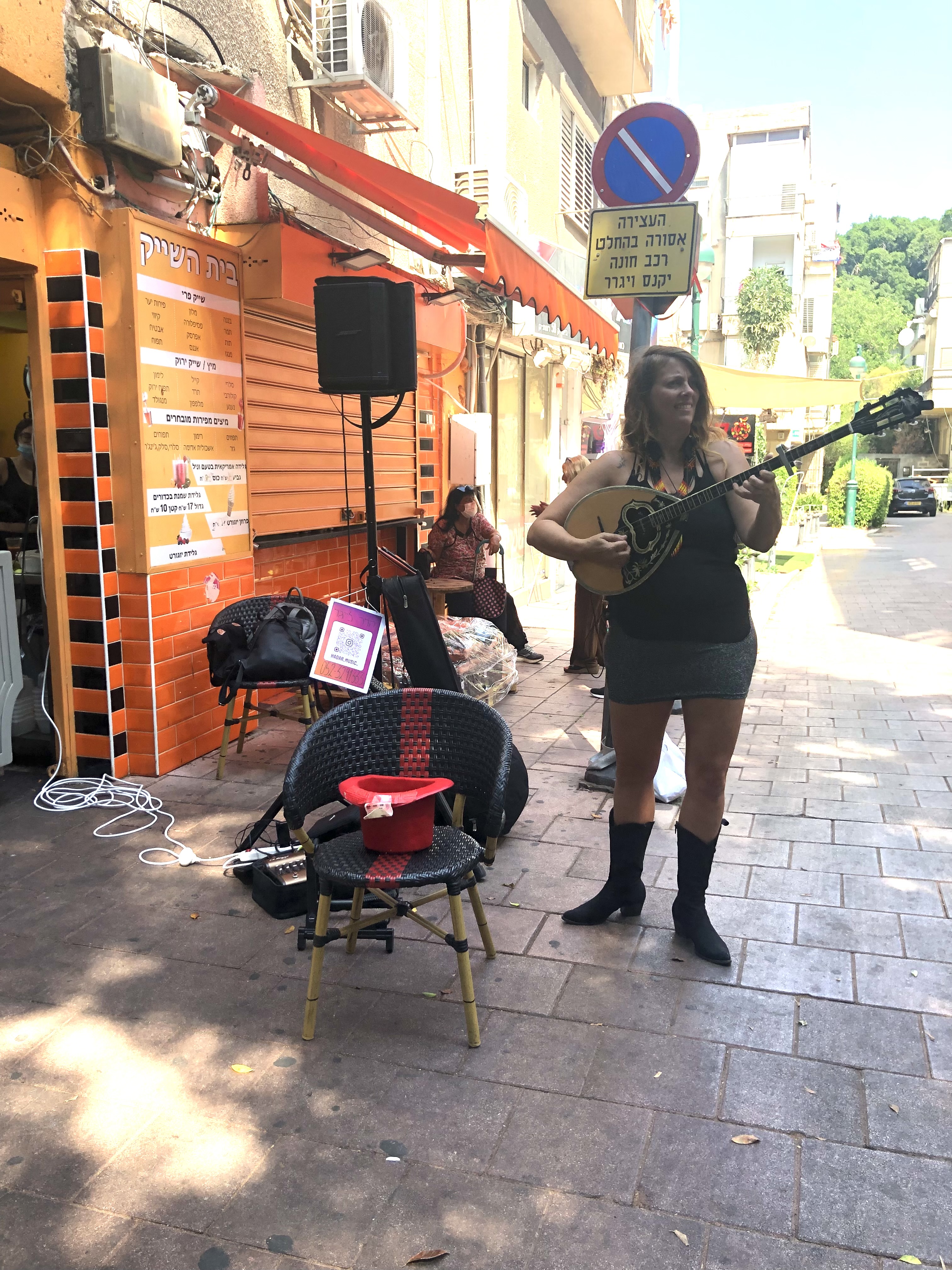 BIALIK LIVES IN RAMAT-GAN hebr by Shulamit Sapir-Nevo - Illustrated by שולי ספיר-נבו - Ourboox.com