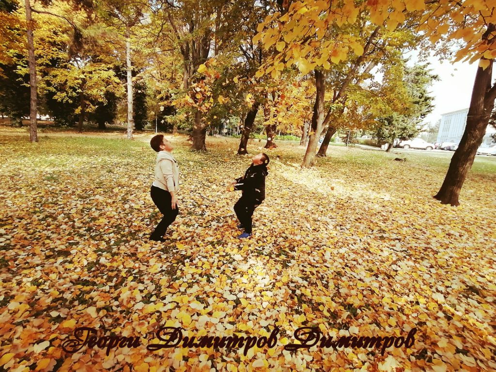 Есен е! Семейна снимка сред природата by Детска градина "Нарцис" - Ourboox.com