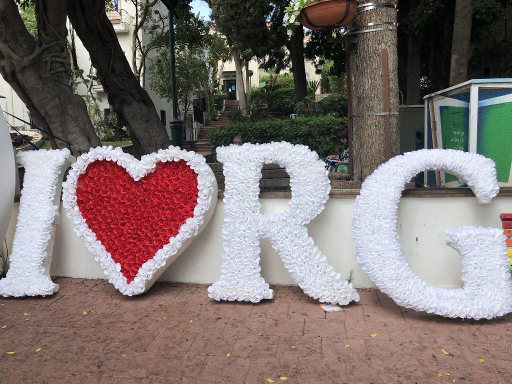 BIALIK LIVES IN RAMAT-GAN hebr by Shulamit Sapir-Nevo - Illustrated by שולי ספיר-נבו - Ourboox.com