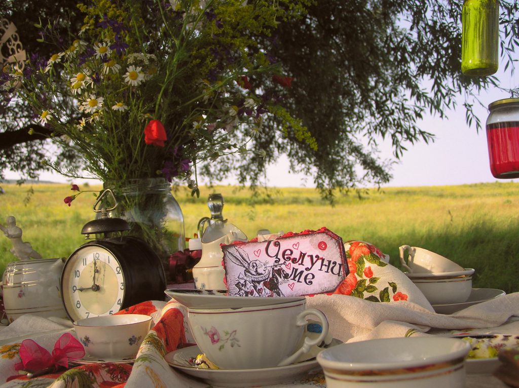 Alice by Naya Koleva - Illustrated by Dora Dikovska - Ourboox.com