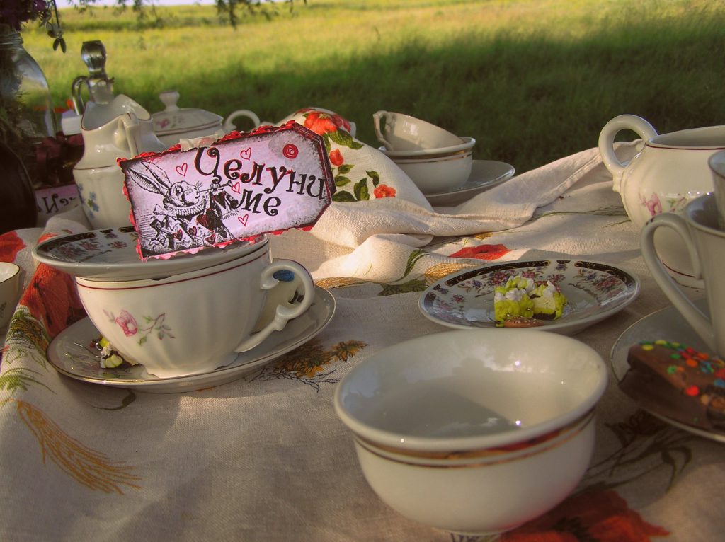 Alice by Naya Koleva - Illustrated by Dora Dikovska - Ourboox.com