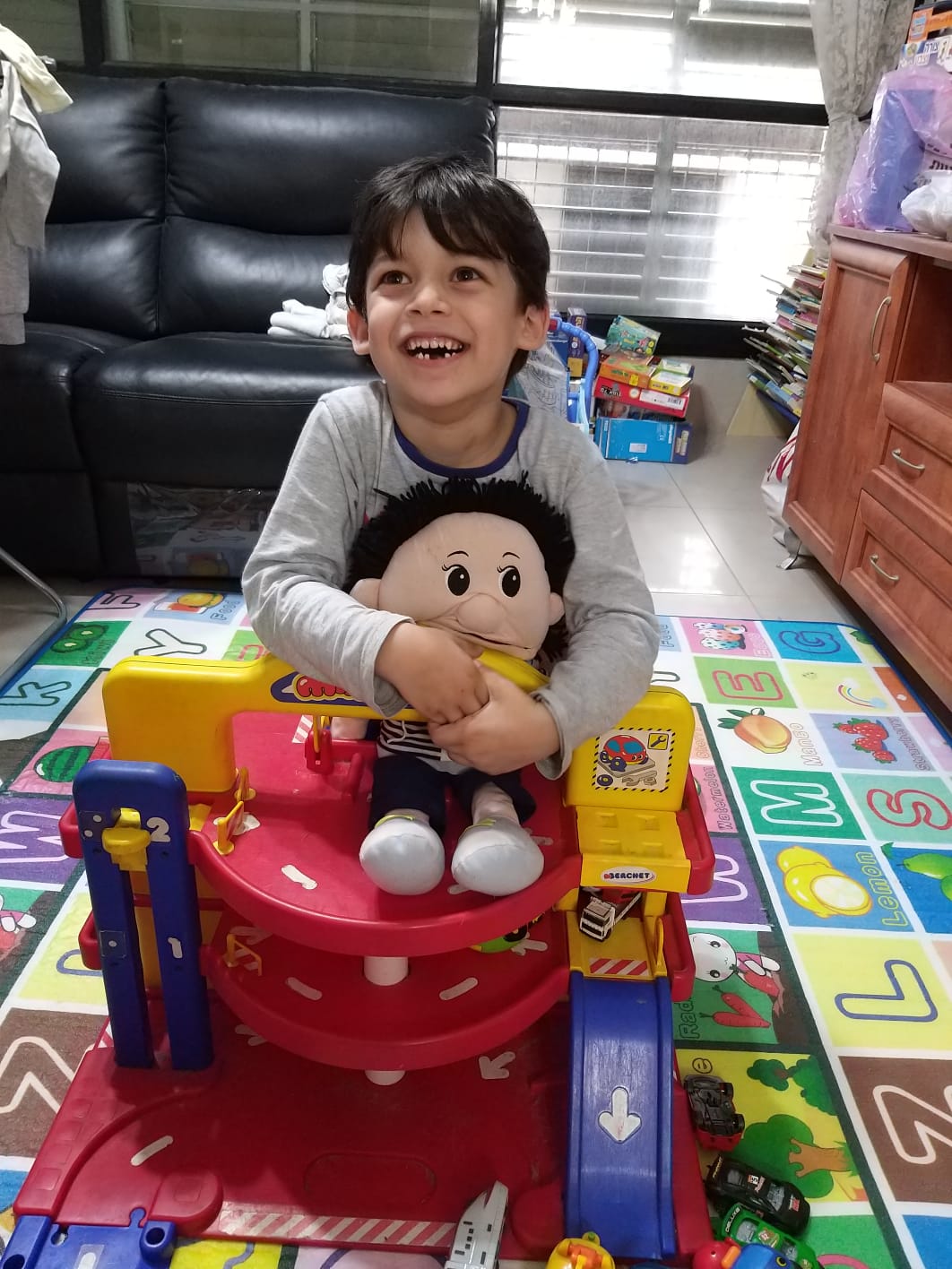 שבת בבוקר ,יום יפה! by Alina Cohen - Illustrated by ילדי גן מרגנית - Ourboox.com