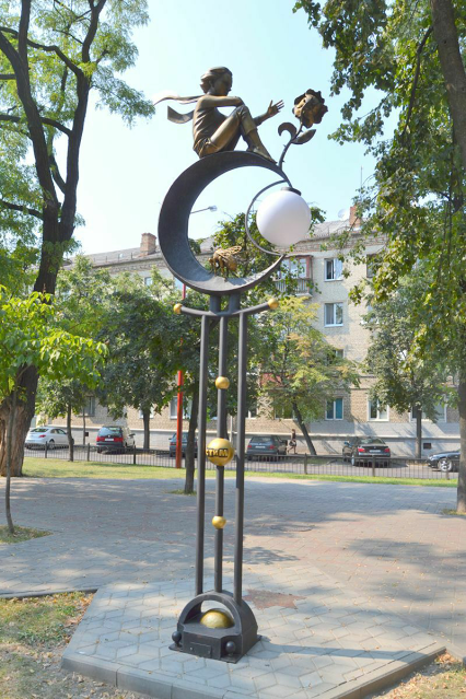 «Зі сторінок книги – у бронзу та граніт…» by Galuna Stanko - Illustrated by Пропоную вам віртуальну екскурсію по всьому світу, щоб побачити, скільки різних скульптурних композицій створено цьому улюбленому літературному герою і його автору - великому романтику Антуану де Сент-Екзюпері. - Ourboox.com