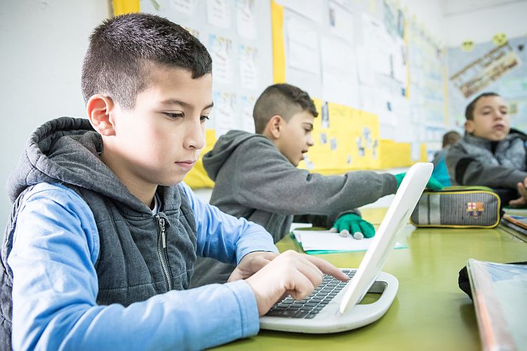 כלים טכנולוגיים בחינוך by maream - Illustrated by מרים אבו שלדום - Ourboox.com