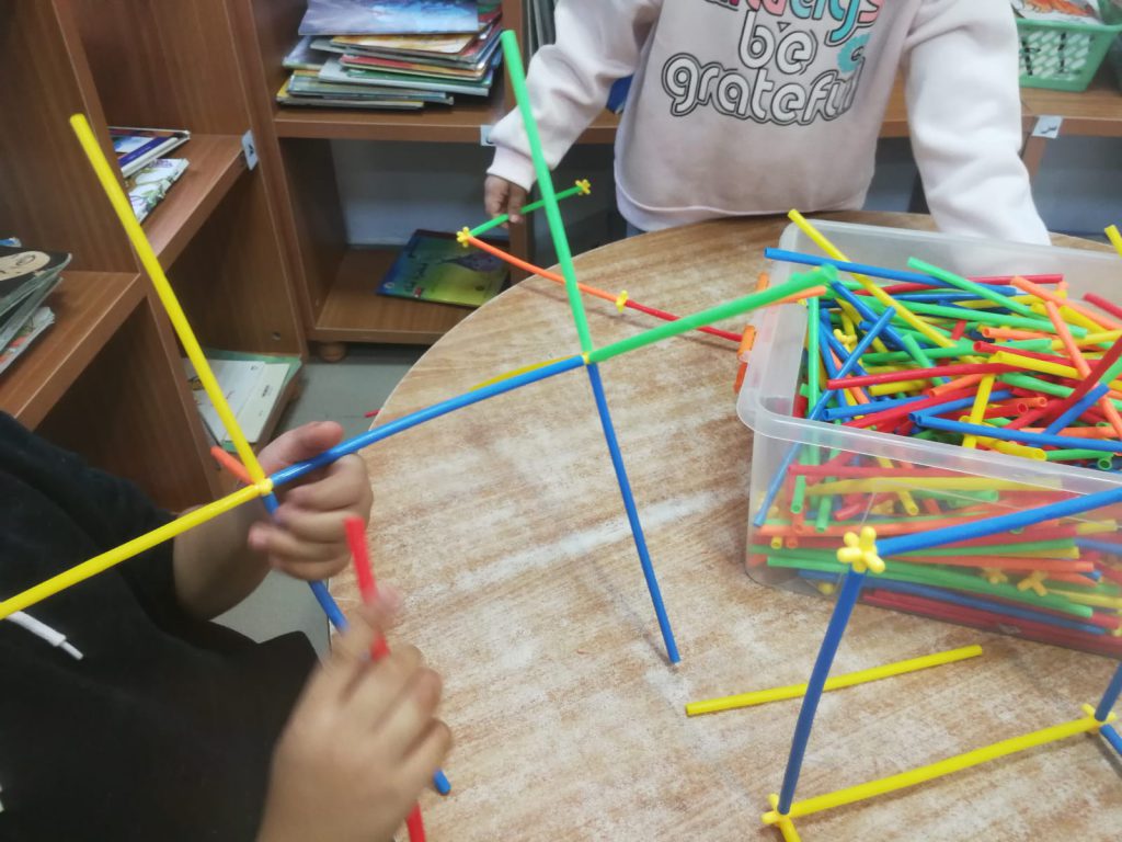 فعاليات في أعقاب قصة “حكاية نقطة على دفتر أبيض” by mysona hasarmi - Illustrated by عمل وابداع اطفال بستان وروضات المزرعة - Ourboox.com