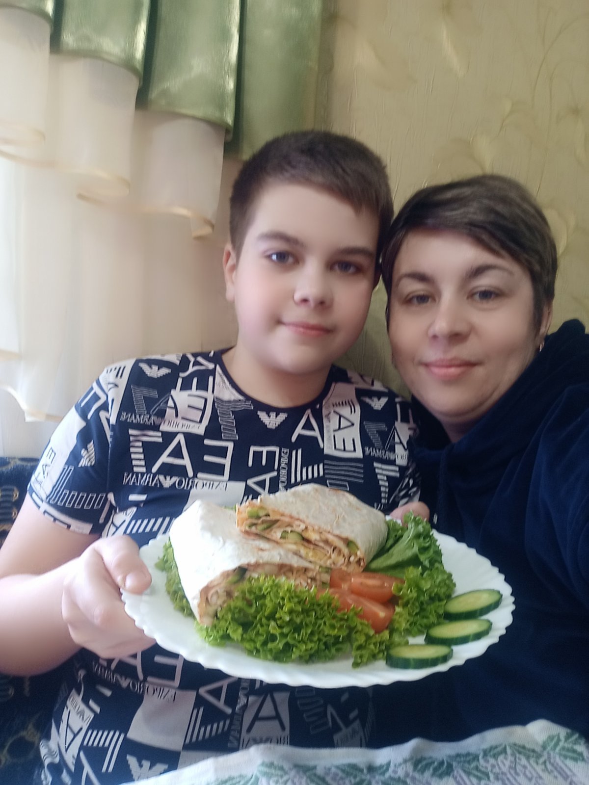 Лаваш покласти на улюблену тарілку, прикрасити листом салату і їсти обов